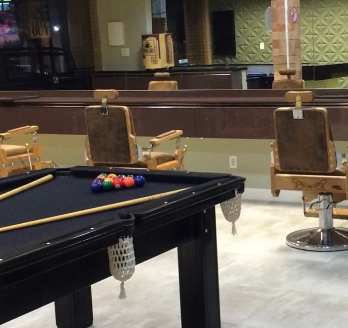 Ambiente da Chicago Outfit — mesa de sinuca e cadeiras vintage